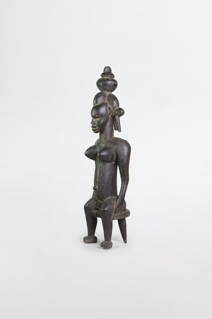 Sitzende weibliche Figur aus dunkel patiniertem Holz, Senufo-Kultur – Mali, 19.–20. Jahrhundert