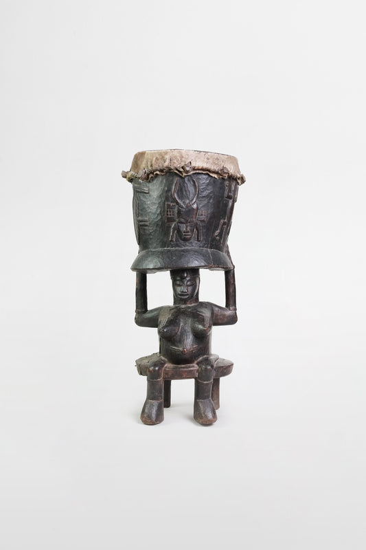 Hölzerne Karyatidentrommel mit weiblicher Trägerfigur, Yoroba – Nigeria, 20. Jahrhundert