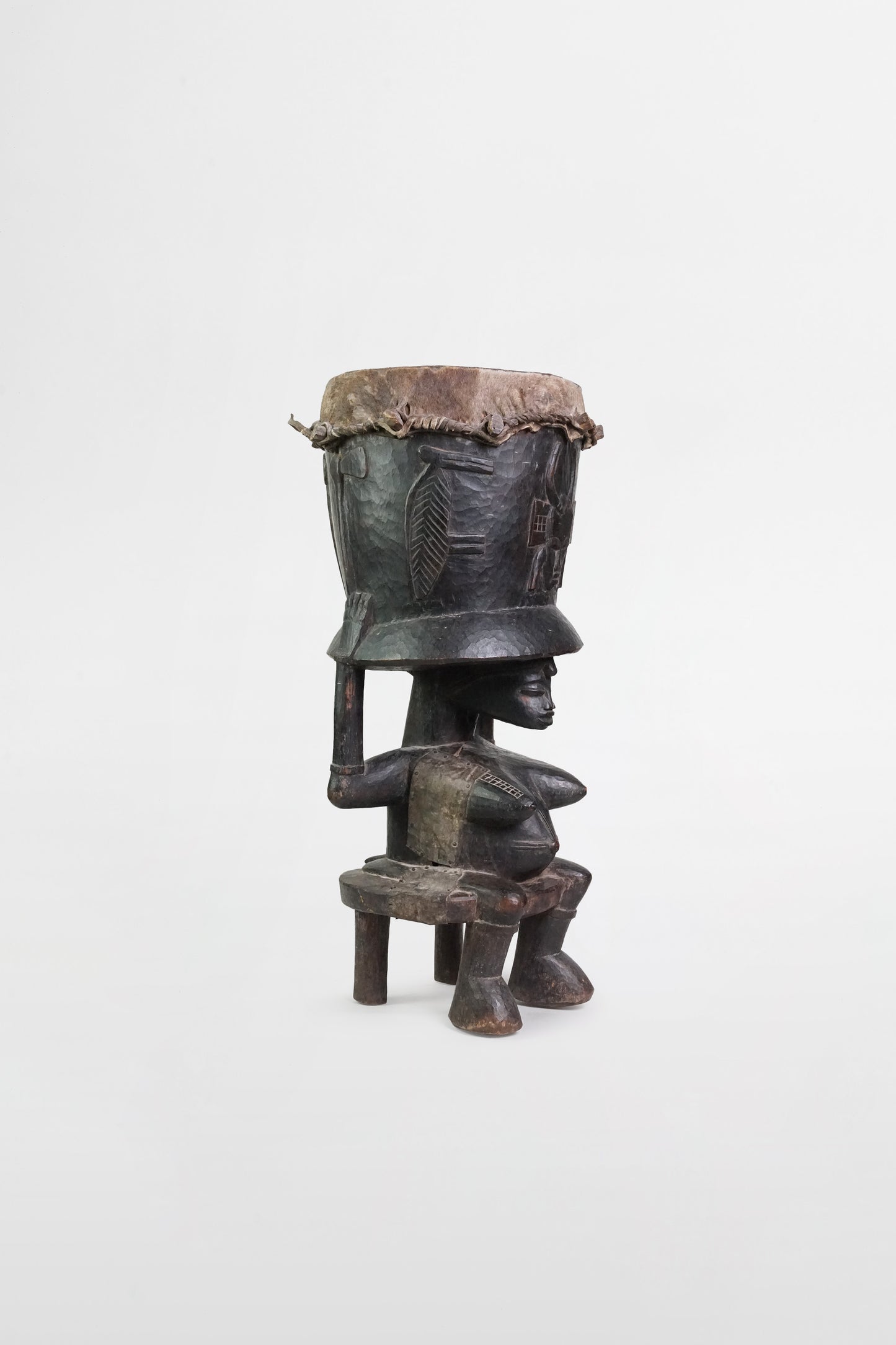 Hölzerne Karyatidentrommel mit weiblicher Trägerfigur, Yoroba – Nigeria, 20. Jahrhundert