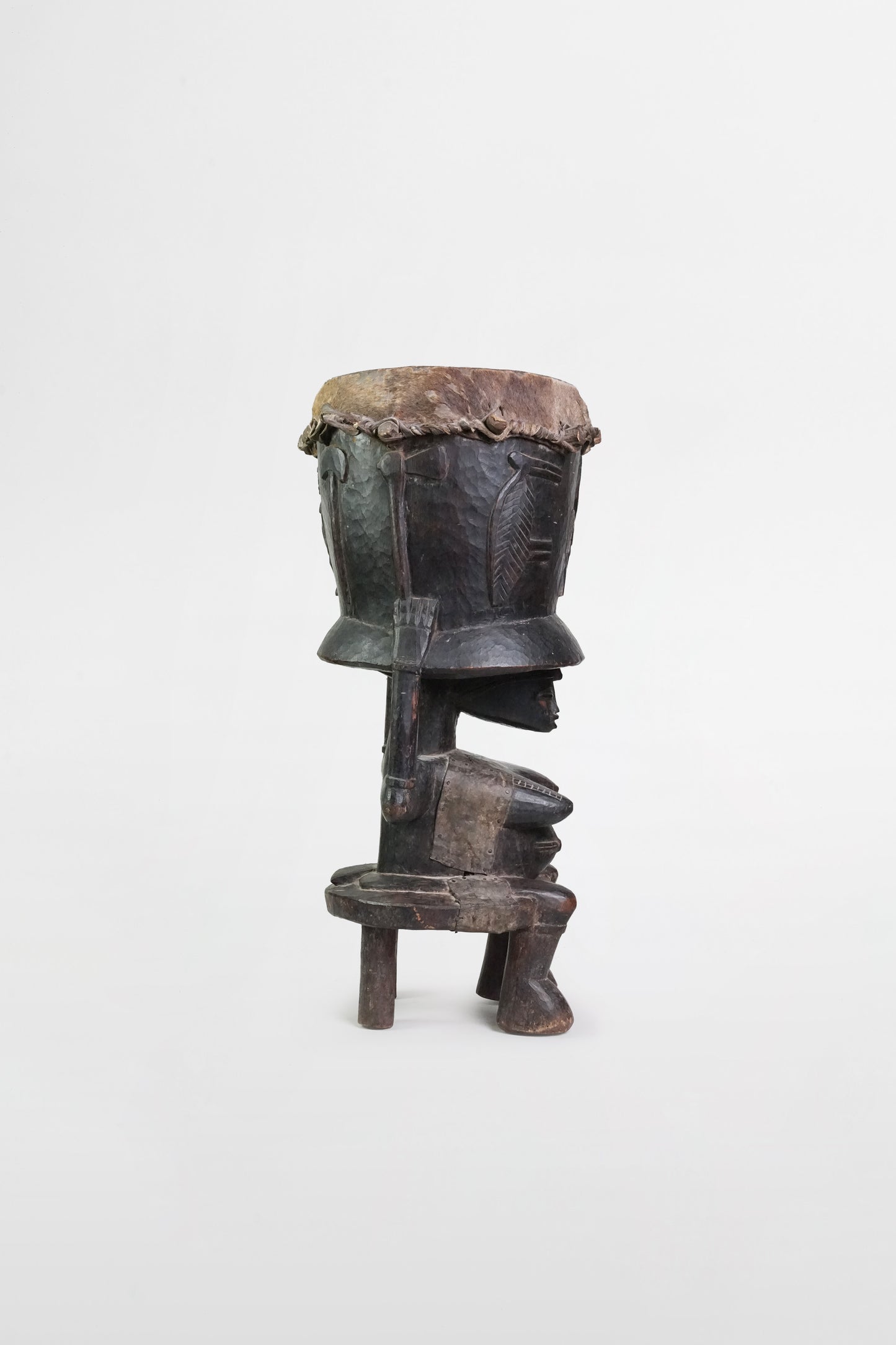 Hölzerne Karyatidentrommel mit weiblicher Trägerfigur, Yoroba – Nigeria, 20. Jahrhundert