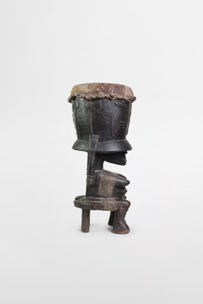 Hölzerne Karyatidentrommel mit weiblicher Trägerfigur, Yoroba – Nigeria, 20. Jahrhundert