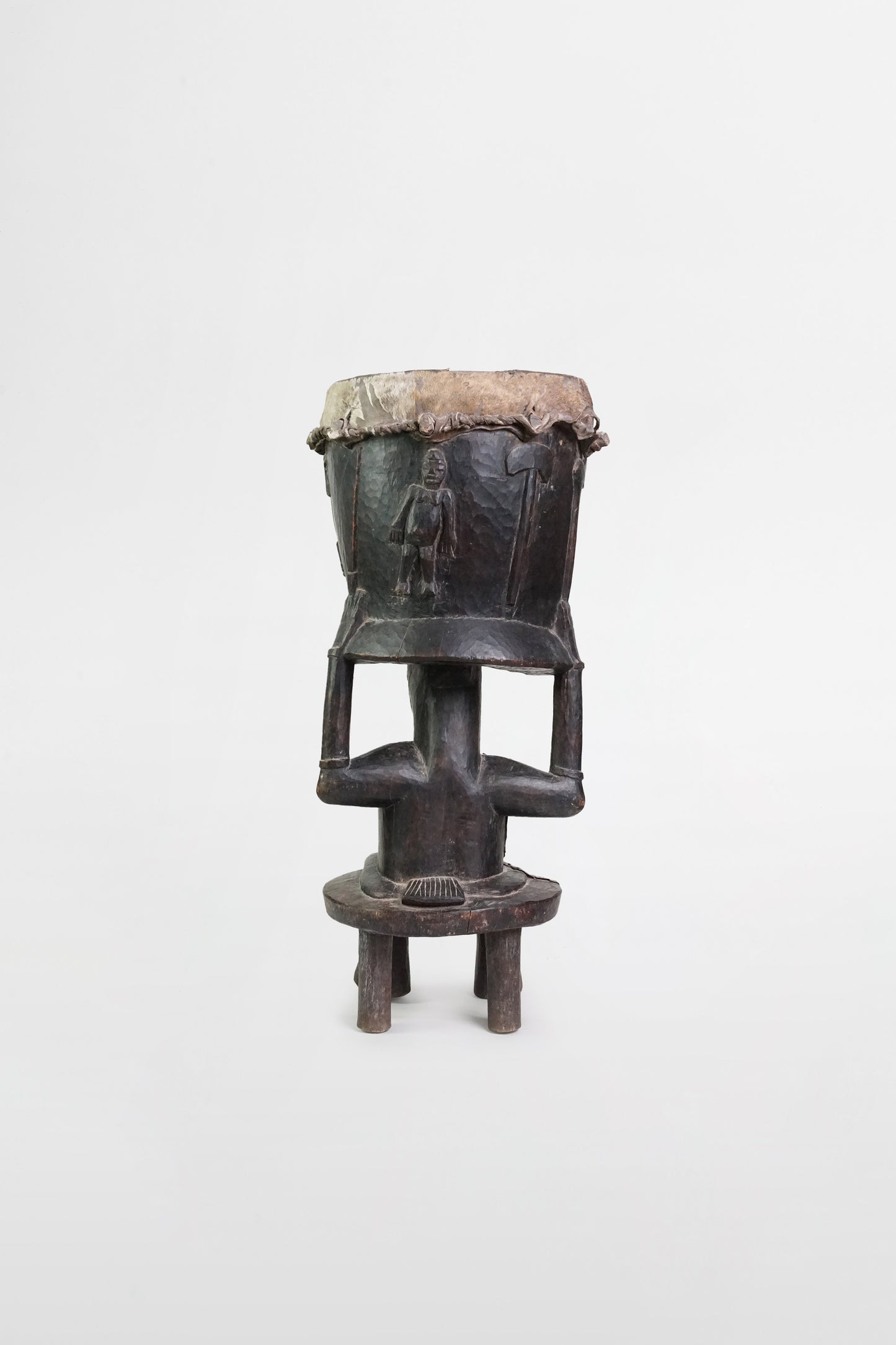 Hölzerne Karyatidentrommel mit weiblicher Trägerfigur, Yoroba – Nigeria, 20. Jahrhundert