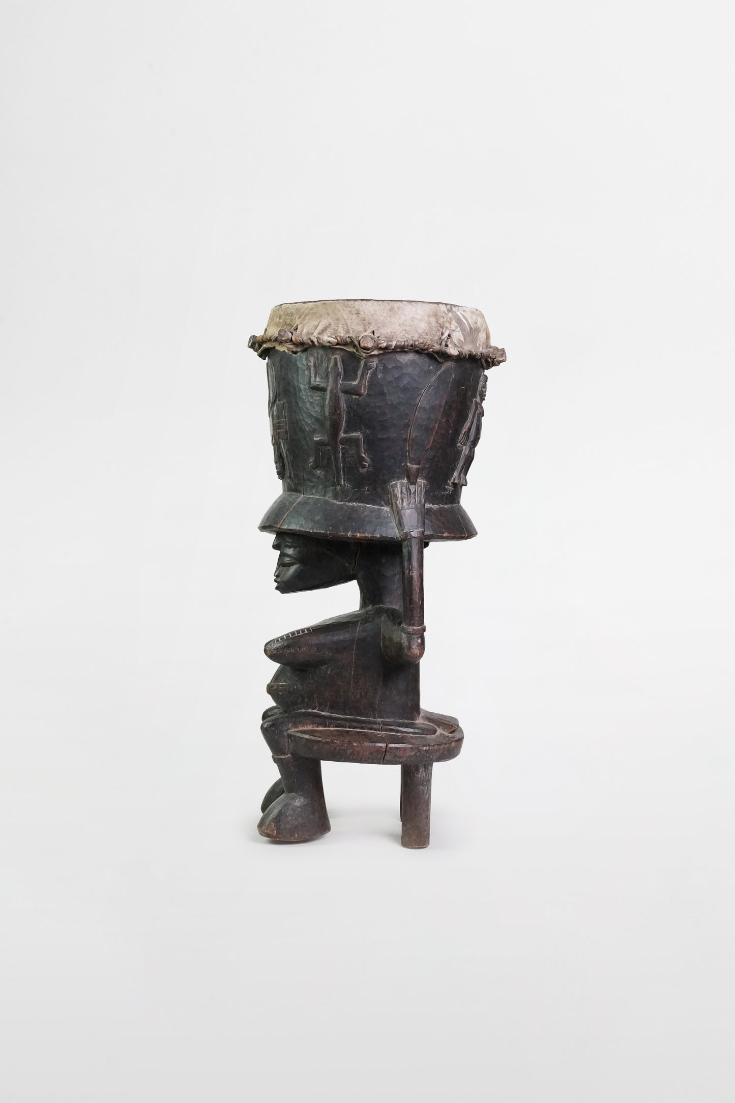 Hölzerne Karyatidentrommel mit weiblicher Trägerfigur, Yoroba – Nigeria, 20. Jahrhundert