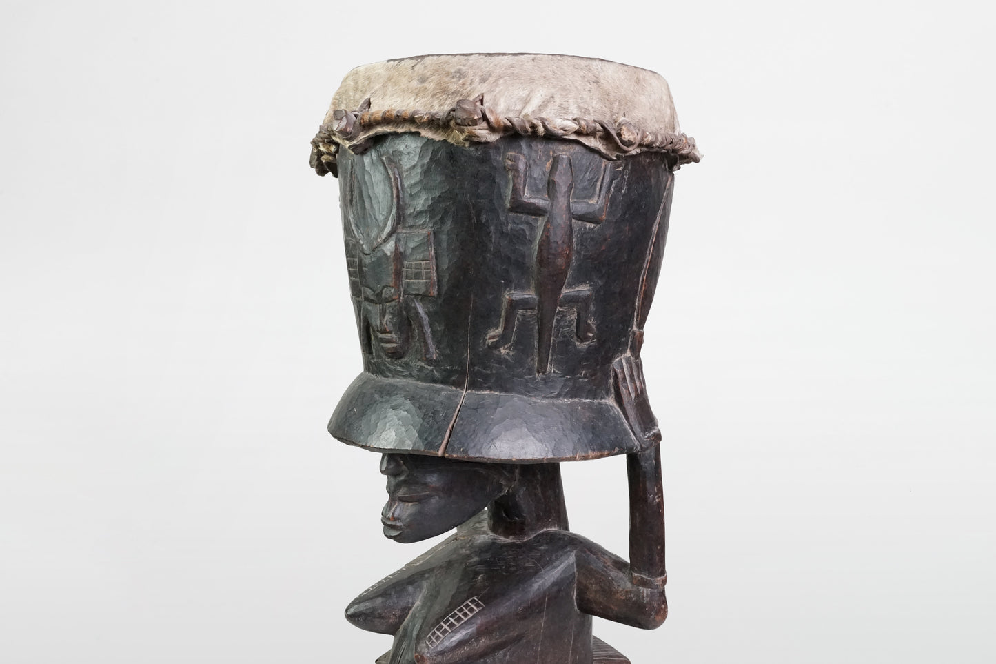 Hölzerne Karyatidentrommel mit weiblicher Trägerfigur, Yoroba – Nigeria, 20. Jahrhundert