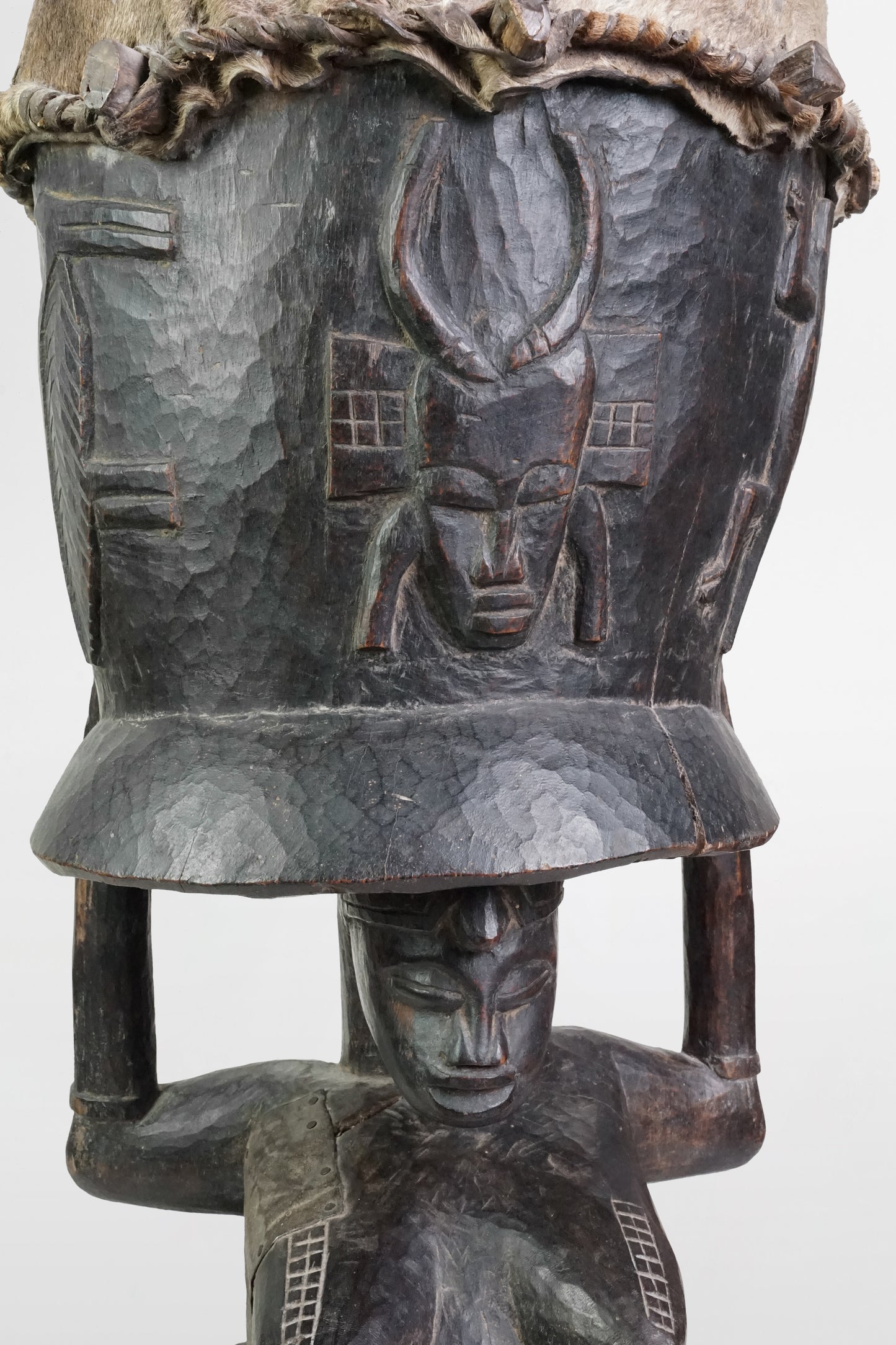 Hölzerne Karyatidentrommel mit weiblicher Trägerfigur, Yoroba – Nigeria, 20. Jahrhundert