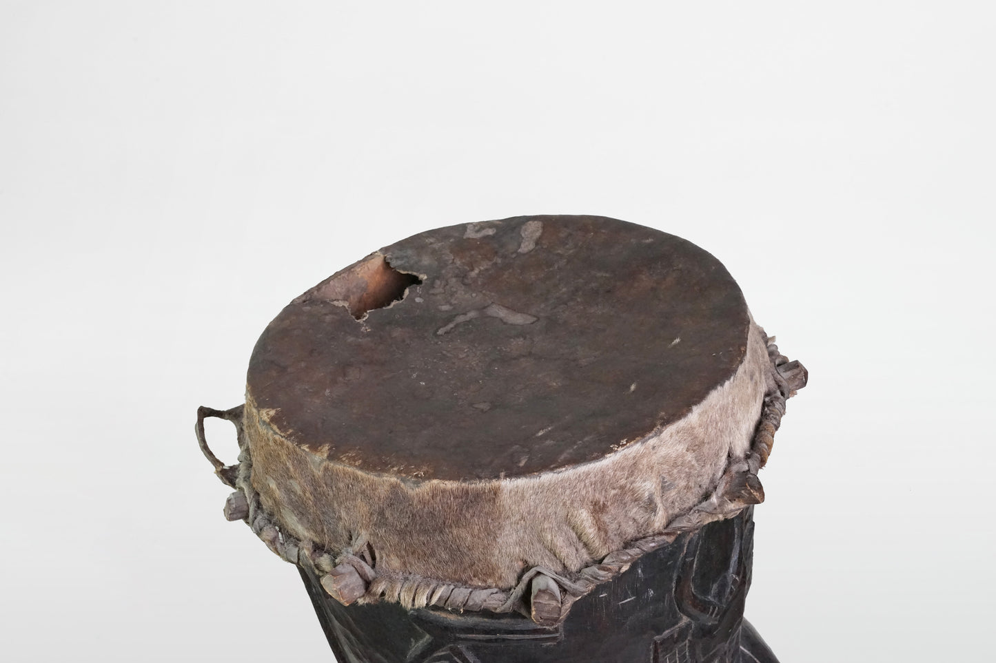 Hölzerne Karyatidentrommel mit weiblicher Trägerfigur, Yoroba – Nigeria, 20. Jahrhundert