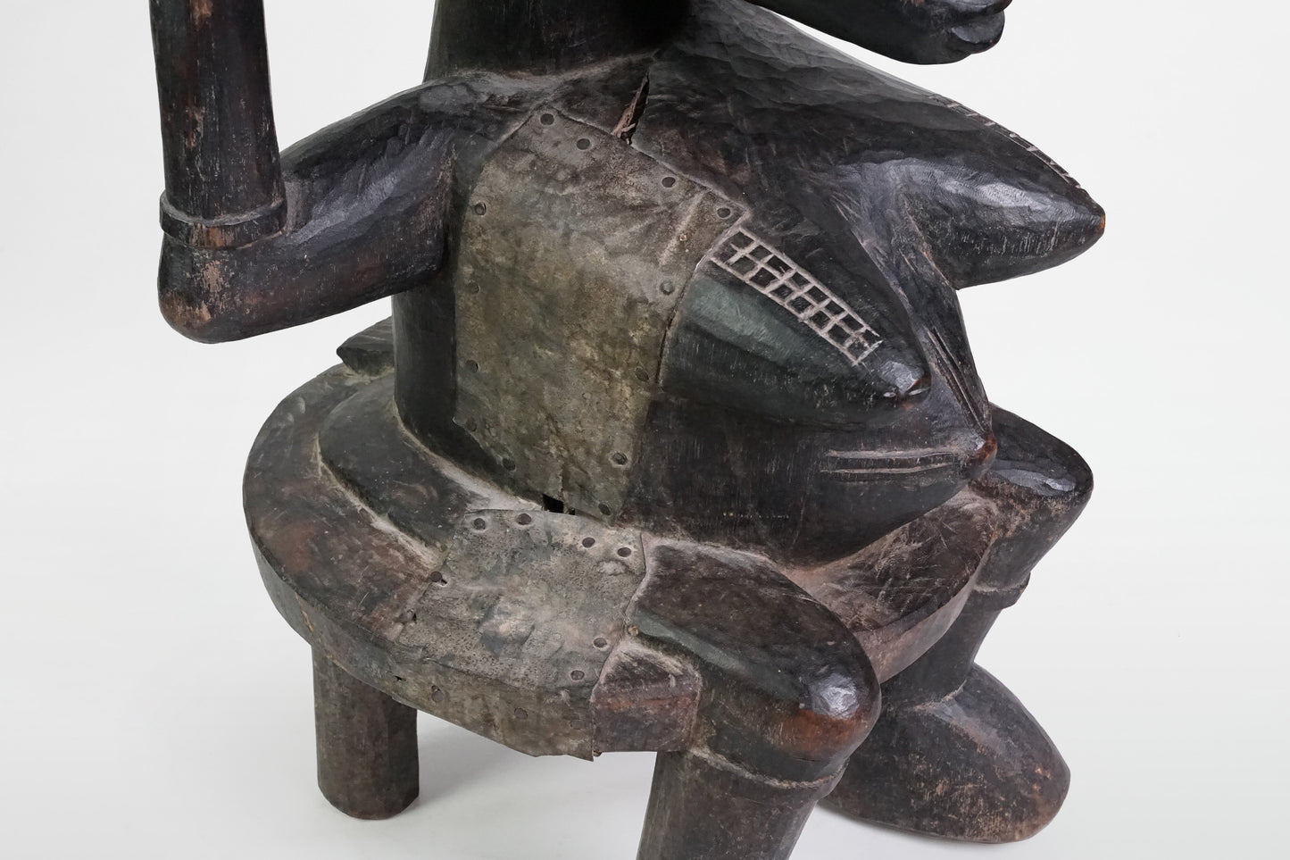 Hölzerne Karyatidentrommel mit weiblicher Trägerfigur, Yoroba – Nigeria, 20. Jahrhundert
