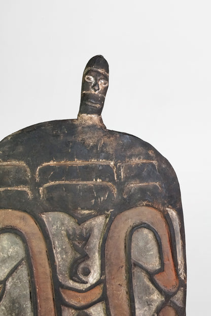 Asmat-Schild, geschnitztes und bemaltes Holz – Papua-Neuguinea, ca. 1900