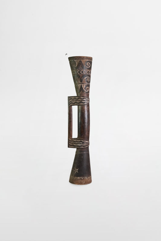 Holztrommel in Sanduhrform (Kundu), Asmat – Papua-Neuguinea, 20. Jahrhundert