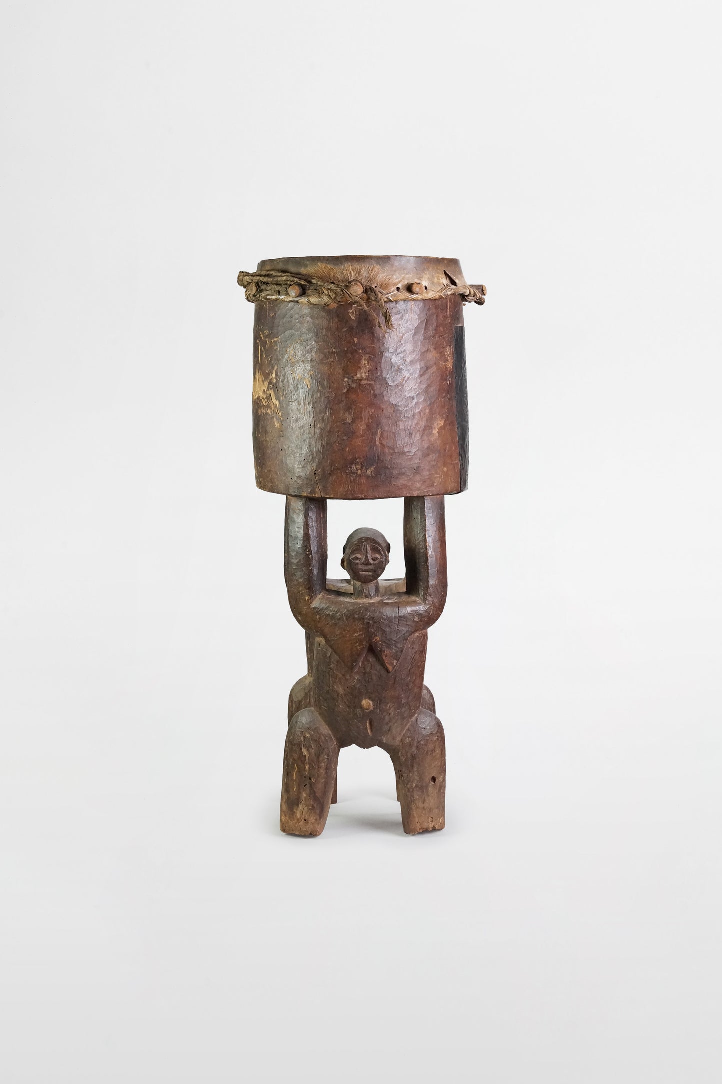 Hölzerne Trommel (Karyatide), gehalten von einer männlichen und einer weiblichen Figur, Batcham – Kamerun, 20. Jahrhundert