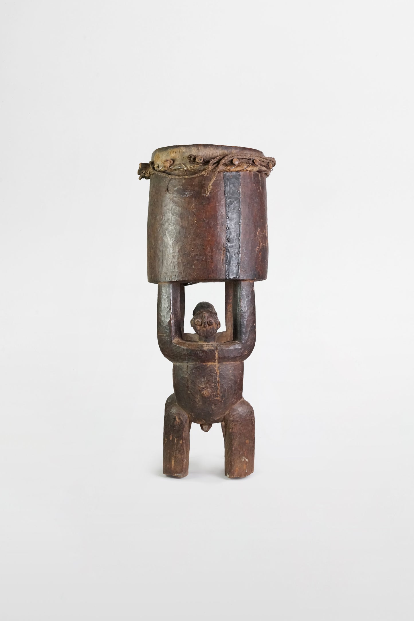 Hölzerne Trommel (Karyatide), gehalten von einer männlichen und einer weiblichen Figur, Batcham – Kamerun, 20. Jahrhundert