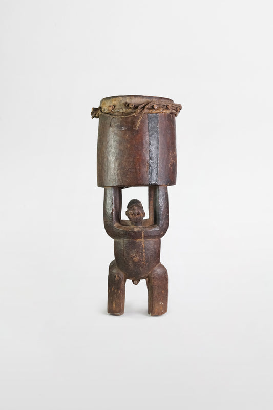 Hölzerne Trommel (Karyatide), gehalten von einer männlichen und einer weiblichen Figur, Batcham – Kamerun, 20. Jahrhundert