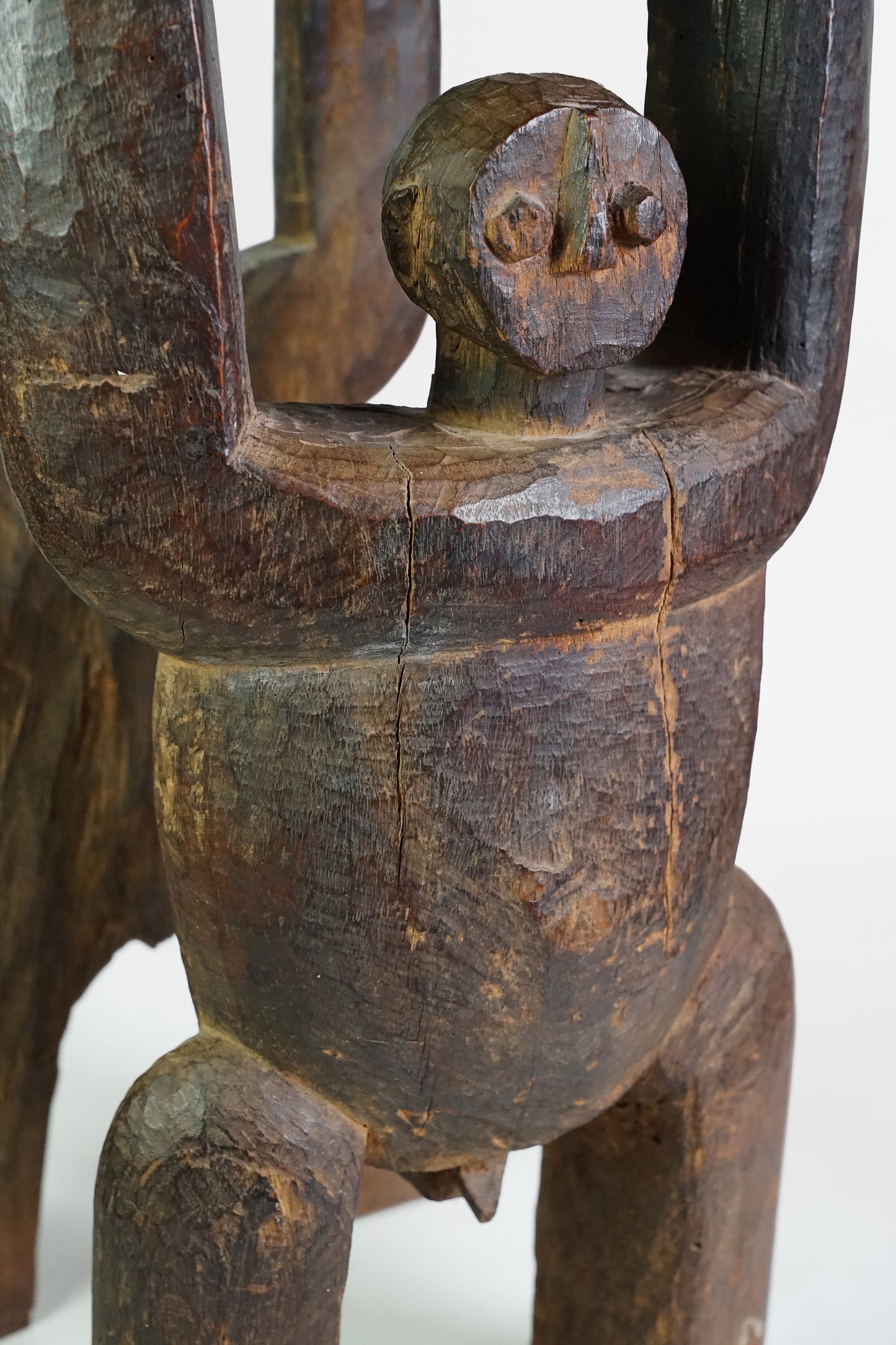 Hölzerne Trommel (Karyatide), gehalten von einer männlichen und einer weiblichen Figur, Batcham – Kamerun, 20. Jahrhundert