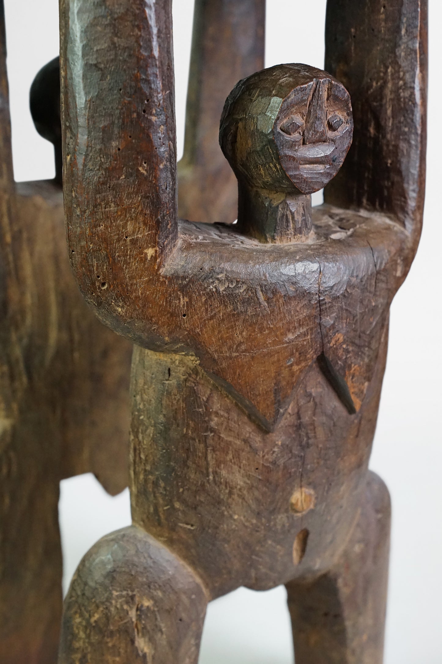 Hölzerne Trommel (Karyatide), gehalten von einer männlichen und einer weiblichen Figur, Batcham – Kamerun, 20. Jahrhundert